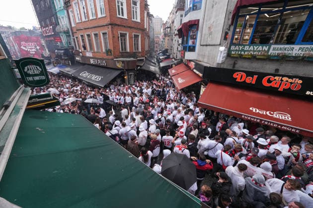 Fans celebrate peacefully in the city , Turkey, Football, UEFA Europa League, Final, 2025 2026, SC Freiburg vs Aston Villa, 20 05 2026, Tüprasü Stadium, Besiktasu Park, Istanbul Istanbul Tüprasü Stadium, Besiktasu Park Istanbul Turkey Copyright: xArnexAmbergx