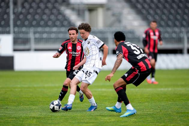 from left Mario Götze SGE, 27 , Batu Jonathan Akgöz SVS, 45 , Jeremiaha Maluze SGE, 37 , duel, duel, tackle, tackling, dynamics, action, action, 20 05 2026, Sandhausen Germany , football, anniversary match, SV Sandhausen Eintracht Frankfurt xozx