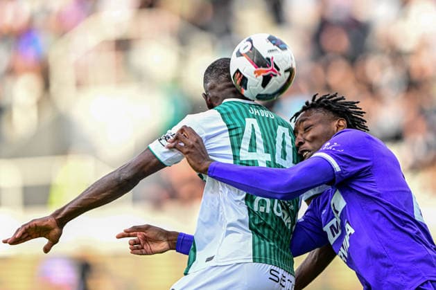 Finale ceskeho fotbaloveho poharu MOL Cupu: FK Jablonec - MFK Karvina, 20. kvetna 2026, Hradec Kralove. Zleva Lamin Jawo z Jablonce a Sahmkou Camara z Karvine. (CTKxPhoto DavidxTanecek) CTKPhotoP2026052009097  CTKPhotoP2026052009097