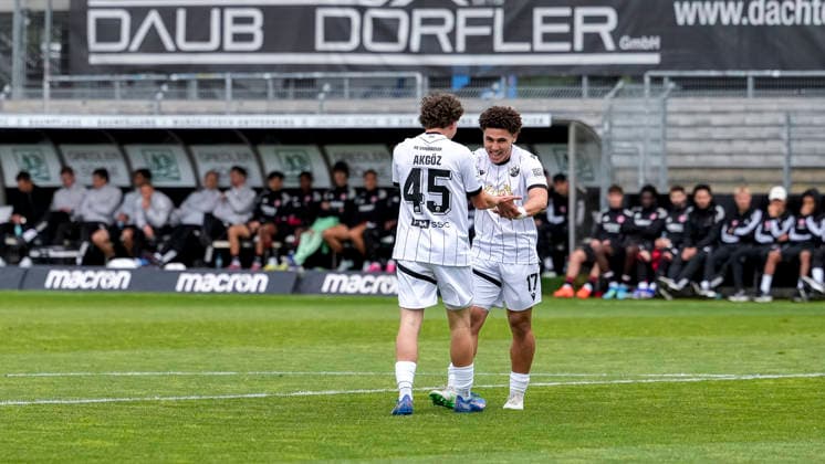 from left Batu Jonathan Akgöz SVS, 45 , goal scorer Yanis Outman SVS, 17 , players of SV Sandhausen SVS , cheer about the goal to 1 0, jubilation, goal celebration, celebrate the goal, goal, celebration, cheers about the goal, joy, joy, rejoices, optimistic, positive, game scene, highlight, action, action, 20 05 2026, Sandhausen Germany , football, anniversary game, SV Sandhausen Eintracht Frankfurt xozx