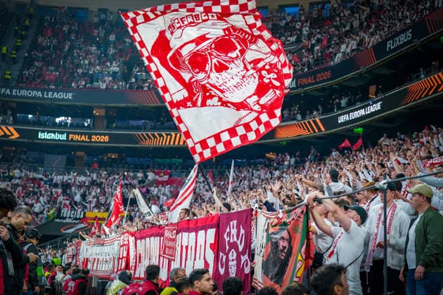 Turkey Football UEFA Europa League 2025 2026, Final in Istanbul SC Freiburg vs Aston Villa Tüpras Stadyumu Istanbul Turkey, Istanbul, Europe, UEFA Europa League Final 2026, SC Freiburg Fans, Freiburg Supporter, fan block, choreography, sea of flags, big fan flag, skull and crossbones flag, Ultras, Supporters, Tüpras Stadyumu, stadium, UEFA Europa League branding, Istanbul Final 2026, soccer fans, fan culture, cheering, emotions, away fans, crowd, stadium atmosphere, international fan scene, major event, sports tourism, media image, reportage, Turkey news Copyright: xJOERANxSTEINSIEKx