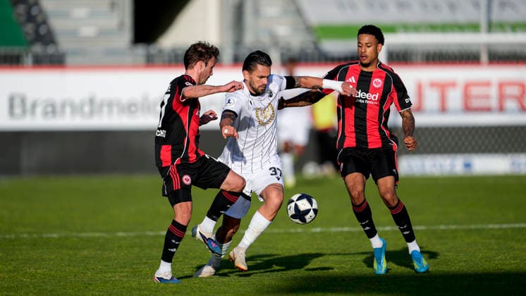 from left Mario Götze SGE, 27 , Pascal Testroet SVS, 37 , Jeremiaha Maluze SGE, 37 , duel, duel, tackle, tackling, dynamics, action, action, 20 05 2026, Sandhausen Germany , football, anniversary match, SV Sandhausen Eintracht Frankfurt xozx