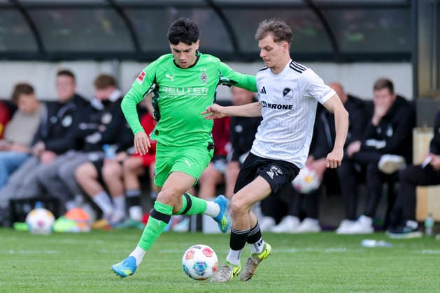 Alejo Sarco Castro Borussia Moenchengladbach and Adrian Lenz SC Spelle Venhaus battle for the ball, Friendly match, SC Spelle Venhaus v Borussia Moenchengladbach, Getraenke Hoffmann Stadion on May 20, 2026 in Spelle, Germany Photo by Marco Steinbrenner DeFodi Images Alejo Sarco Castro Borussia Moenchengladbach and Adrian Lenz SC Spelle Venhaus battle for the ball, Friendly match, SC Spelle Venhaus v Borussia Moenchengladbach, Getraenke Hoffmann Stadion, May 20, 2026 in Spelle, Germany Photo by Marco Steinbrenner DeFodi Images