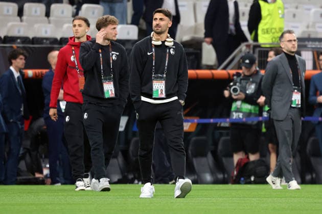 20 05 2026, xrekx, Football Europa League Final 2026, SC Freiburg Aston Villa v l Vincenzo Grifo SC Freiburg pre-match pitch inspection DFL DFB REGULATIONS PROHIBIT ANY USE OF PHOTOGRAPHS as IMAGE SEQUENCES and or QUASI VIDEO Istanbul