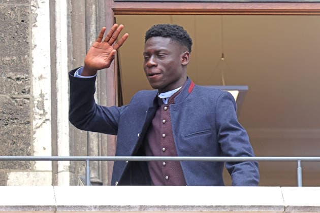 99 Bara Sapoko Ndiaye, portrait, portrait, Marienplatz, 35 championship titles, championship celebration, town hall balcony, town hall, football 1 BL FC Bayern Munich 17 05 2026 Munich Marienplatz PHOTO Mladen Lackovic LakoPress
