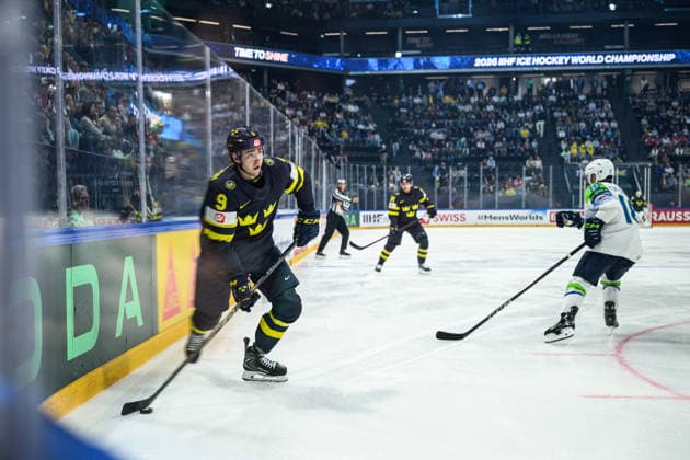 260520 Linus Karlsson of Sweden during the 2026 IIHF Ice Hockey World Championship between Sweden and Slovenia on May 20, 2026 in Fribourg Photo Jesper Zerman BILDBYRAN kod JZ JZ0722 ishockey ice hockey ishockey vm 2026 vm 2026 iihf world championship sverige sweden slovenia bbeng bbauto  Copyright: JESPERxZERMAN BB260520JZ068