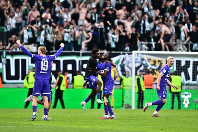 Finale ceskeho fotbaloveho poharu MOL Cupu: FK Jablonec - MFK Karvina, 20. kvetna 2026, Hradec Kralove. Hraci Karvine slavi vyhrane utkani. (CTKxPhoto DavidxTanecek) CTKPhotoP2026052009604  CTKPhotoP2026052009604