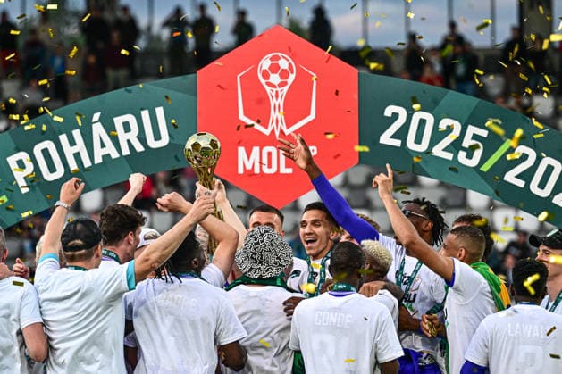 Finale ceskeho fotbaloveho poharu MOL Cupu: FK Jablonec - MFK Karvina, 20. kvetna 2026, Hradec Kralove. Hraci Karvine slavi vitezstvi. (CTKxPhoto DavidxTanecek) CTKPhotoP2026052009725  CTKPhotoP2026052009725