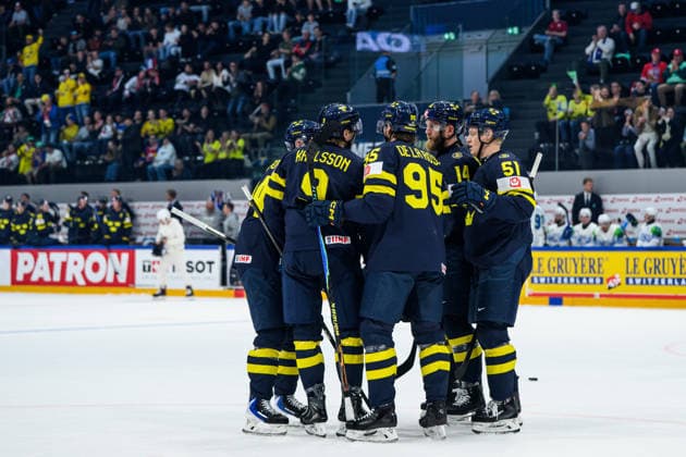 260520 Jacob De La Rose of Sweden celebrating with team mates after the 2 0 goal during the 2026 IIHF Ice Hockey World Championship between Sweden and Slovenia on May 20, 2026 in Fribourg Photo Jesper Zerman BILDBYRAN kod JZ JZ0722 ishockey ice hockey ishockey vm 2026 vm 2026 iihf world championship sverige sweden slovenia bbeng bbauto jubel  Copyright: JESPERxZERMAN BB260520JZ082