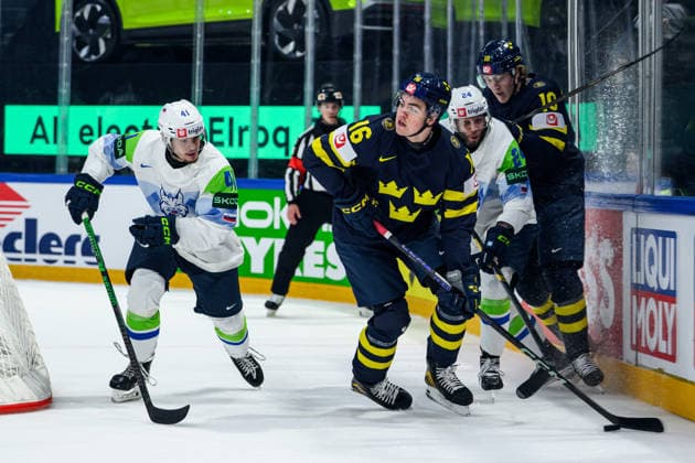 260520 Anton Frondell of Sweden and Jan Cosic of Slovenia during the 2026 IIHF Ice Hockey World Championship between Sweden and Slovenia on May 20, 2026 in Fribourg Photo Jesper Zerman BILDBYRAN kod JZ JZ0722 ishockey ice hockey ishockey vm 2026 vm 2026 iihf world championship sverige sweden slovenia bbeng bbauto  Copyright: JESPERxZERMAN BB260520JZ083