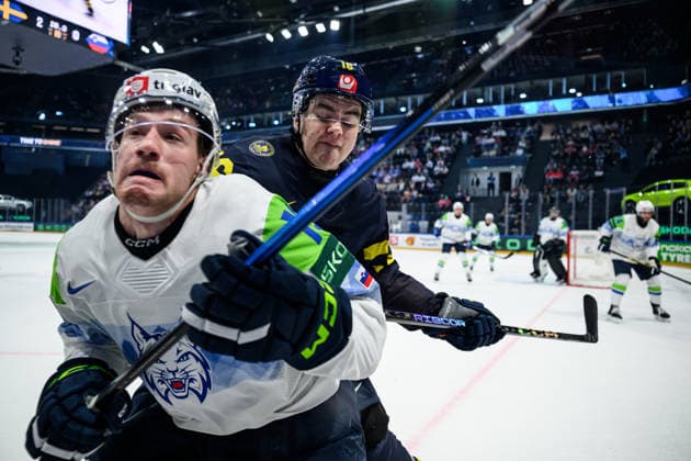 260520 Nace Langus of Slovenia and Anton Frondell of Sweden during the 2026 IIHF Ice Hockey World Championship between Sweden and Slovenia on May 20, 2026 in Fribourg Photo Jesper Zerman BILDBYRAN kod JZ JZ0722 ishockey ice hockey ishockey vm 2026 vm 2026 iihf world championship sverige sweden slovenia bbeng bbauto  Copyright: JESPERxZERMAN BB260520JZ084