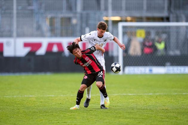 v li Keita Kosugi SGE, 26 , Benedikt Wimmer SVS 4 , duel, duel, tackle, tackling, dynamics, action, action, 20 05 2026, Sandhausen Germany , football, anniversary match, SV Sandhausen Eintracht Frankfurt xozx