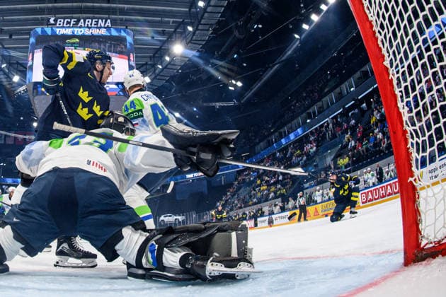 260520 Lucas Raymond of Sweden r scores the 1 0 goal against goaltender Zan Us of Slovenia during the 2026 IIHF Ice Hockey World Championship between Sweden and Slovenia on May 20, 2026 in Fribourg Photo Jesper Zerman BILDBYRAN kod JZ JZ0722 ishockey ice hockey ishockey vm 2026 vm 2026 iihf world championship sverige sweden slovenia bbeng bbauto  Copyright: JESPERxZERMAN BB260520JZ085