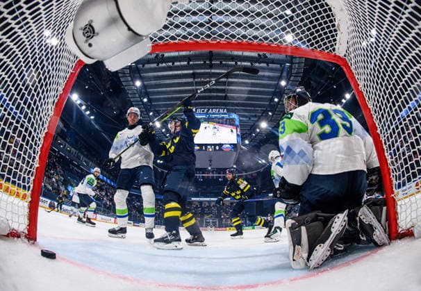 260520 Jacob De La Rose of Sweden after scoring the 2 0 goal during the 2026 IIHF Ice Hockey World Championship between Sweden and Slovenia on May 20, 2026 in Fribourg Photo Jesper Zerman BILDBYRAN kod JZ JZ0722 ishockey ice hockey ishockey vm 2026 vm 2026 iihf world championship sverige sweden slovenia bbeng bbauto jubel  Copyright: JESPERxZERMAN BB260520JZ087