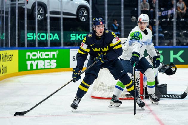 260520 Linus Karlsson of Sweden and Miha Bericic of Slovenia during the 2026 IIHF Ice Hockey World Championship between Sweden and Slovenia on May 20, 2026 in Fribourg Photo Jesper Zerman BILDBYRAN kod JZ JZ0722 ishockey ice hockey ishockey vm 2026 vm 2026 iihf world championship sverige sweden slovenia bbeng bbauto  Copyright: JESPERxZERMAN BB260520JZ088