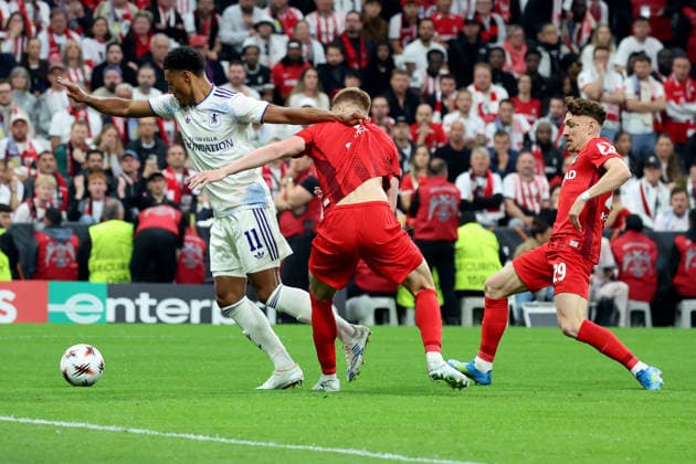 20 05 2026, xrekx, Football Europa League Final 2026, SC Freiburg Aston Villa v l Ollie Watkins Aston Villa FC Philipp Lienhart zautz SC Freiburg Philipp Treu SC Freiburg Zweikampf, Aktion, action, battle for the ball DFL DFB REGULATIONS PROHIBIT ANY USE OF PHOTOGRAPHS as IMAGE SEQUENCES and or QUASI VIDEO Istanbul