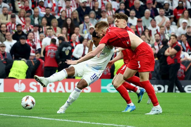 20 05 2026, xrekx, Football Europa League Final 2026, SC Freiburg Aston Villa v l Ollie Watkins Aston Villa FC Philipp Lienhart zautz SC Freiburg Philipp Treu SC Freiburg Zweikampf, Aktion, action, battle for the ball DFL DFB REGULATIONS PROHIBIT ANY USE OF PHOTOGRAPHS as IMAGE SEQUENCES and or QUASI VIDEO Istanbul