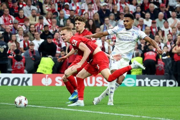 20 05 2026, xrekx, Football Europa League Final 2026, SC Freiburg Aston Villa v l Ollie Watkins Aston Villa FC Philipp Lienhart zautz SC Freiburg Philipp Treu SC Freiburg Zweikampf, Aktion, action, battle for the ball DFL DFB REGULATIONS PROHIBIT ANY USE OF PHOTOGRAPHS as IMAGE SEQUENCES and or QUASI VIDEO Istanbul
