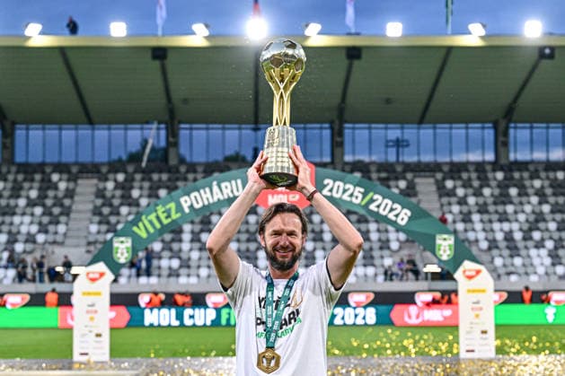 Finale ceskeho fotbaloveho poharu MOL Cupu: FK Jablonec - MFK Karvina, 20. kvetna 2026, Hradec Kralove. Trener Marek Jarolim z Karvine s poharem pro viteze. (CTKxPhoto DavidxTanecek) CTKPhotoP2026052010184  CTKPhotoP2026052010184