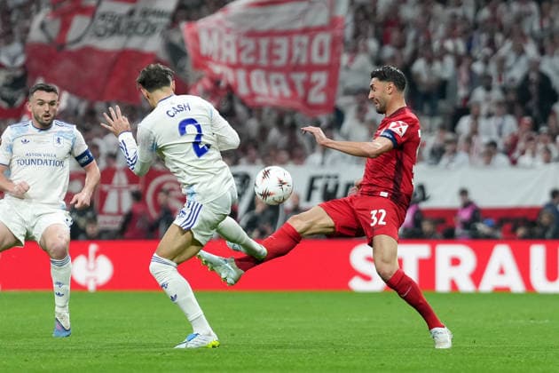 Matty Cash Aston Villa, 02 fouls Vincenzo Grifo SC Freiburg, 32 , Turkey, Football, UEFA Europa League, Final, 2025 2026, SC Freiburg vs Aston Villa, 20 05 2026, Tüprasü Stadium, Besiktasu Park, Istanbul Istanbul Tüprasü Stadium, Besiktasu Park Istanbul Turkey Copyright: xArnexAmbergx