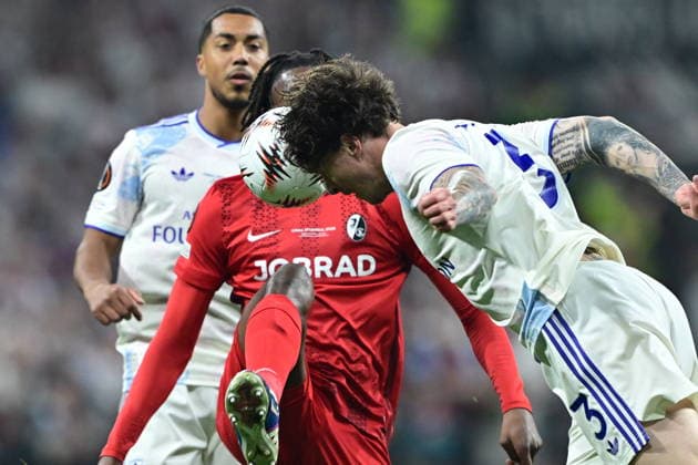 Freiburg v Aston Villa - UEFA Europa League final ISTANBUL, TURKIYE - MAY 20: Johan Manzambi (L) of Freiburg in action against Victor Lindelof (R) of Aston Villa during the UEFA Europa League final match between Freiburg and Aston Villa at Besiktas Park in Istanbul, Turkiye, on May 20, 2026. Serhat Cagdas Anadolu Istanbul Turkey. Editorial use only. Please get in touch for any other usage.  Copyright: x2026xAnadoluxSerhatxCagdasx