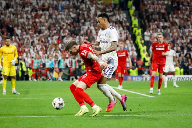 Lukas Kübler, Kubler SC Freiburg, 17 and Morgan Rogers Aston Villa, 27 in duel , Turkey, Football, UEFA Europa League, Final, 2025 2026, SC Freiburg vs Aston Villa, 20 05 2026, Istanbul Besiktas Park Turkey Copyright: xGrantxHubbsx