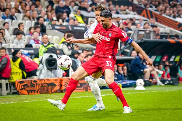 Turkey Football UEFA Europa League 2025 2026, Final in Istanbul SC Freiburg vs Aston Villa Tüpras Stadyumu Istanbul Vincenzo Grifo SC Freiburg, 32 Matty Cash Aston Villa, 2 Copyright: xJOERANxSTEINSIEKx