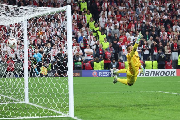 20 05 2026, xrekx, Football Europa League Final 2026, SC Freiburg Aston Villa v l Noah Atubolu SC Freiburg at the goal to 0 2 DFL DFB REGULATIONS PROHIBIT ANY USE OF PHOTOGRAPHS as IMAGE SEQUENCES and or QUASI VIDEO Istanbul