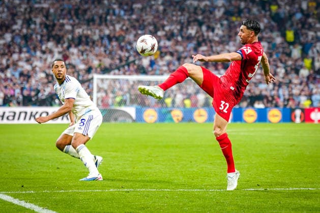 Turkey Football UEFA Europa League 2025 2026, Final in Istanbul SC Freiburg vs Aston Villa Tüpras Stadyumu Istanbul Vincenzo Grifo SC Freiburg, 32 Youri Tielemans Aston Villa, 8 Copyright: xJOERANxSTEINSIEKx