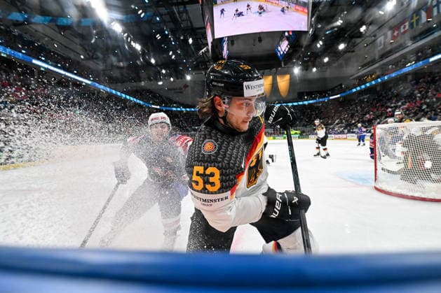 ZURICH, SWITZERLAND MAY 20 Moritz Seider of Germany and Isaac Howard of United States in a battle along the boards during the 2026 IIHF Ice Hockey World Championship Switzerland game between USA and Germany at Swiss Life Arena on May 20, 2026 in Zurich, Zurich Zurich Swiss Life Arena Zurich Switzerland Copyright: xJustPictures.ch AndreaxBrancax jp-en-EuSpIm-JP7_ANB_USA_Ger_20052026_8051
