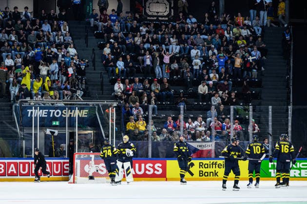 260520 Rasmus Asplund and goaltender Arvid Söderblom of Sweden celebrate after the 2026 IIHF Ice Hockey World Championship between Sweden and Slovenia on May 20, 2026 in Fribourg Photo Jesper Zerman BILDBYRAN kod JZ JZ0722 ishockey ice hockey ishockey vm 2026 vm 2026 iihf world championship sverige sweden slovenia bbeng bbauto jubel  Copyright: JESPERxZERMAN BB260520JZ111