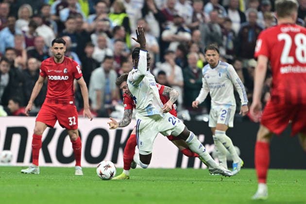 Freiburg v Aston Villa - UEFA Europa League final ISTANBUL, TURKIYE - MAY 20: Lukas Kubler (rear) of Freiburg in action against Amadou Onana (24) of Aston Villa during the UEFA Europa League final match between Freiburg and Aston Villa at Besiktas Park in Istanbul, Turkiye, on May 20, 2026. Serhat Cagdas Anadolu Istanbul Turkey. Editorial use only. Please get in touch for any other usage.  Copyright: x2026xAnadoluxSerhatxCagdasx