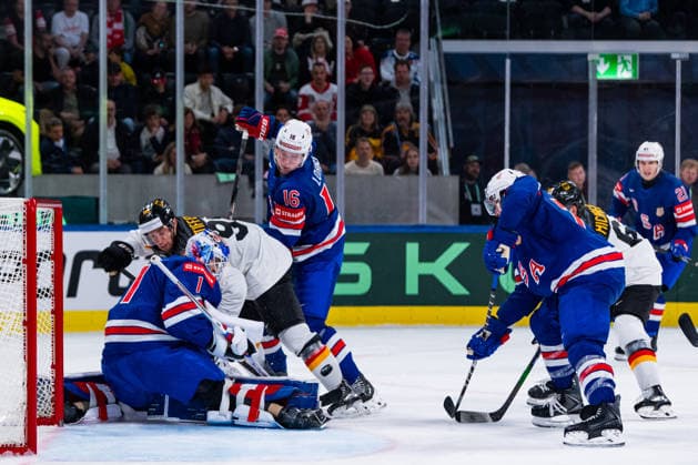 ZURICH, SWITZERLAND - MAY 20: Devin Cooley (United States, 1) stops Frederick Tiffels (Germany, 95) during the Preliminary Round - Group A Match 27 between United States and Germany at the IIHF Ice hockey, Eishockey World Championship, WM, Weltmeisterschaft 2026, Swiss Life Arena on May 20, 2026 in Zurich, Switzerland. Zurich Switzerland Copyright: xTimoxSteinx