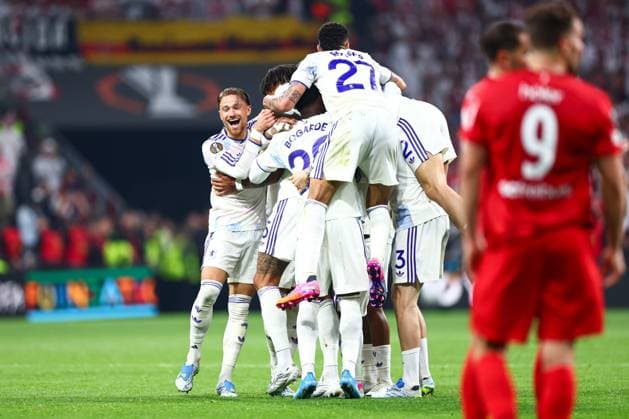 Aston Villa players celebrate winning the UEFA Europa League SC Freiburg v Aston Villa, UEFA Europa League, Final, Football, Besiktas Park, Istanbul, Turkiye - 20 May 2026Istanbul Besiktas Park United Kingdom EDITORIAL USE ONLY No use with unauthorised audio, video, data, fixture lists, club league logos or live services. Online in-match use limited to 120 images, no video emulation. No use in betting, games or single club league player publications. Copyright: xJamesxMarsh Shutterstockx 16883157eb