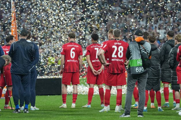 Disappointment after losing the final, Patrick Osterhage SC Freiburg, 06 , Derry Scherhant SC Freiburg, 07 , Matthias Ginter SC Freiburg, 28 , Turkey, Football, UEFA Europa League, Final, 2025 2026, SC Freiburg vs Aston Villa, 20 05 2026, TüpraÅü Stadium, BeÅüiktaÅü Park, Istanbul Istanbul TüpraÅü Stadium, BeÅüiktaÅü Park Istanbul Turkey Copyright: xArnexAmbergx