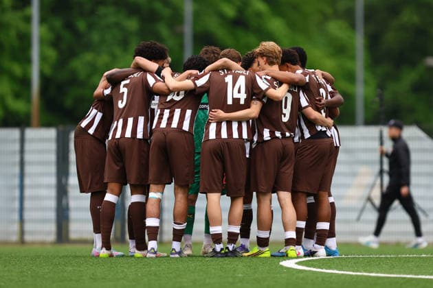 FC St Pauli U19 team circle before kick-off Football I Juniors I Lotto Cup I 2025 2026 season I Semi-final I Hamburger SV U19 FC St Pauli U19 I 20 05 2026 I Alexander Otto Academy