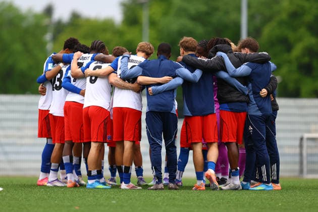 Hamburger SV U19 team circle before kick-off Football I Juniors I Lotto Cup I 2025 2026 season I Semi-final I Hamburger SV U19 FC St Pauli U19 I 20 05 2026 I Alexander Otto Academy