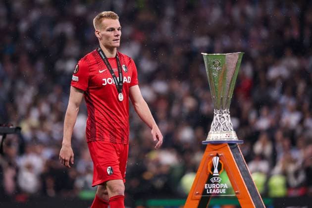 Philipp Lienhart of SC Freiburg walks past the Europa League trophy SC Freiburg v Aston Villa, UEFA Europa League, Final, Football, Besiktas Park, Istanbul, Turkiye - 20 May 2026Istanbul Besiktas Park United Kingdom EDITORIAL USE ONLY No use with unauthorised audio, video, data, fixture lists, club league logos or live services. Online in-match use limited to 120 images, no video emulation. No use in betting, games or single club league player publications.  Copyright: xRaddadxJebarah Shutterstockx 16883158fn