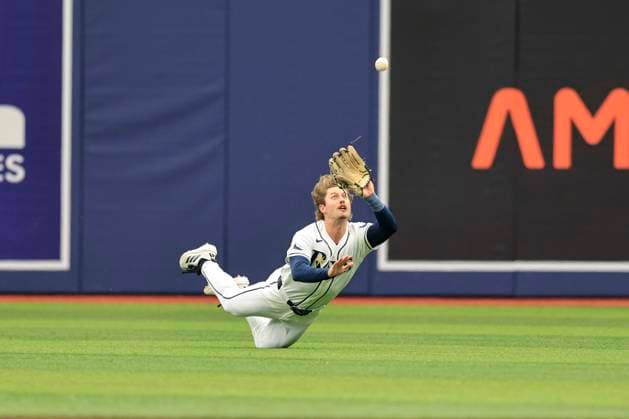 May 20, 2026, St. Petersburg, Florida, USA: Tampa Bay Rays right fielder Jonny DeLuca (21) catches a fly ball off the bat of Baltimore Orioles right fielder Tyler O Neill (9) during an MLB, Baseball Herren, USA game on May 20, 2026 at Tropicana Field. The Rays beat the Orioles 5-3 and swept the series. MLB 2026: Baltimore Orioles 3 : 5 Tampa Bay Rays  - ZUMAh180 20260520_zsp_h180_097 Copyright: xKimxHukarix