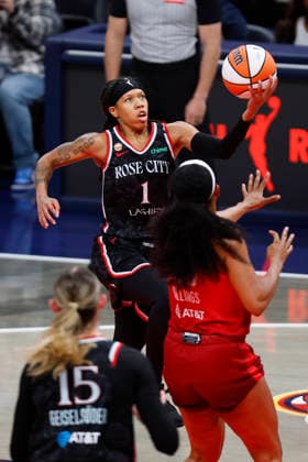 INDIANAPOLIS, IN - MAY 20: Portland Fire guard Kamiah Smalls (1) drives down the lane and goes up with her shot in the fist half of play during a WNBA, Basketball Damen, USA game between the Portland Fire and the Indiana Fever on May 20, 20, 2026 at Gainbridge Fieldhouse, in Indianapolis, IN. (Photo by Jeffrey Brown Icon Sportswire) WNBA: MAY 20 Portland Fire at Indiana Fever EDITORIAL USE ONLY Icon052026004