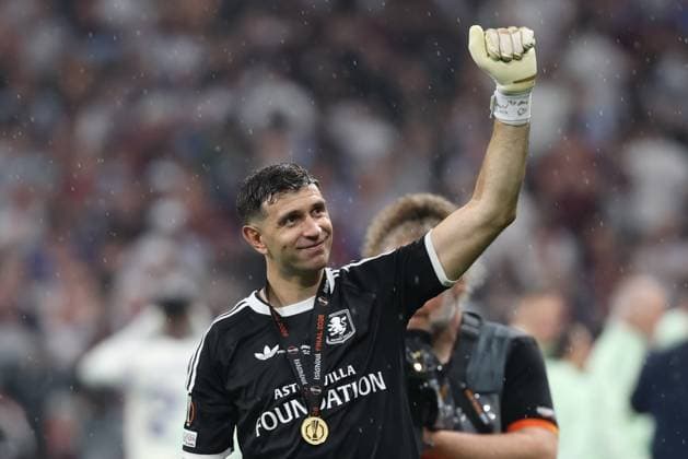 20.05.2026 - SOCCER - 2025-2026 UEFA EUROPA LEAGUE FINAL, SC Freiburg vs Aston Villa Emiliano Martinez of Aston Villa celebrates with fans and thanks them after the match ISTANBUL ISTANBUL, BESIKTAS PARK TÜPRAS STADIUM BESIKTAS PARK TÜPRAS STADIUM TÜRKIYE