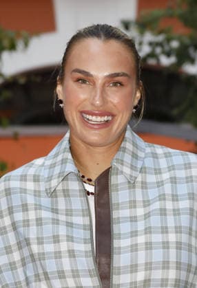 Aryna Sabalenka - Open Party ALL Accor x Roland-Garros Pour célébrer le grand tournoi, ALL Accor Programme de Fidélité et de Réservation et Le Royal Monceau - Raffles Paris se parent de la couleur iconique de Roland-Garros à Paris le 20 mai 2026. ALL Accor signe ainsi le premier rebranding d un palace parisien aux couleurs du tournoi. Marc Ausset-Lacroix Bestimage ALL Accor x Roland-Garros Open Party: To celebrate the prestigious tournament, ALL Accor Loyalty and Booking Program and Le Royal Monceau - Raffles Paris will be decked out in the iconic Roland-Garros colors in Paris on May 20, 2026. This marks the first time a Parisian luxury hotel has been rebranded in the tournament s colors. Paris France  Copyright: xMarcxAussetxLacroixx xBestimagexMarcxAussetxLacroixx xBestimagex