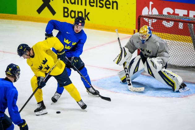 260521 AndrÃ Petersson and Anton Frondell of Sweden at a practice session during the 2026 IIHF Ice Hockey World Championship on May 21, 2026 in Fribourg Photo Jesper Zerman BILDBYRAN kod JZ JZ0723 ishockey ice hockey ishockey vm 2026 vm 2026 iihf world championship träning practice sverige sweden day 7 bbeng  Copyright: JESPERxZERMAN BB260521JZ048