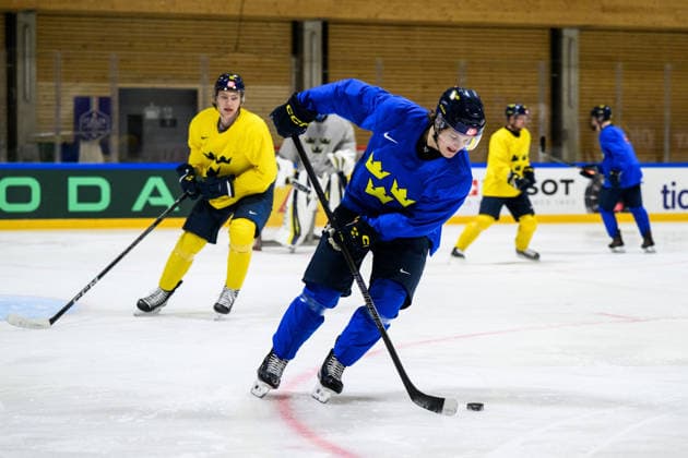 260521 Ivar Stenberg of Sweden at a practice session during the 2026 IIHF Ice Hockey World Championship on May 21, 2026 in Fribourg Photo Jesper Zerman BILDBYRAN kod JZ JZ0723 ishockey ice hockey ishockey vm 2026 vm 2026 iihf world championship träning practice sverige sweden day 7 bbeng  Copyright: JESPERxZERMAN BB260521JZ052