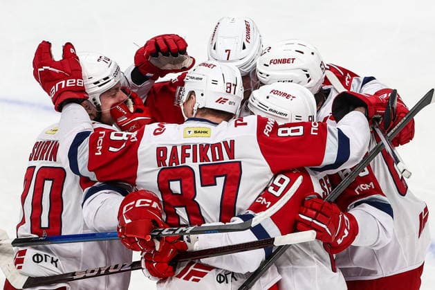 RUSSIA, KAZAN - MAY 21, 2026: Lokomotov Yaroslavl s players celebrate a goal in Leg 6 of the 2025 26 Kontinental Hockey League Gagarin Cup final playoff tie between Ak Bars Kazan and Lokomotiv Yaroslavl at Tatneft Arena. Yegor Aleyev TASS  92838383