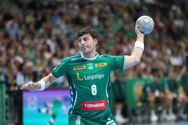 Handball DAIKIN HBL, SC DHfK Leipzig MT Melsungen 21 05 2026 Lucas Krzikalla 8, SC DHfK Leipzig throws a seven-meter penalty Handball, DAIKIN HBL, 1 Bundesliga, Saison 2025 2026, 32 Spieltag SC DHfK Leipzig vs MT Melsungen am 21 05 2026 in der Quarterback Immobilien Arena Leipzig Copyright: xBEAUTIFULxSPORTS JanxKaeferx