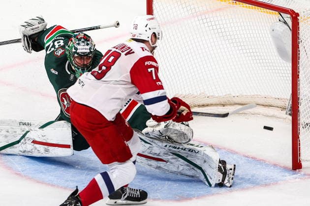 RUSSIA, KAZAN - MAY 21, 2026: Lokomotov Yaroslavl s Maxim Shalunov (L) scores past Ak Bars Kazan s goaltender Timur Bilyalov in Leg 6 of the 2025 26 Kontinental Hockey League Gagarin Cup final playoff tie between Ak Bars Kazan and Lokomotiv Yaroslavl at Tatneft Arena. Yegor Aleyev TASS  92843693