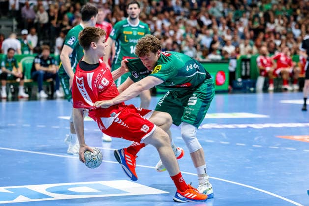 Reynir Thor Stefansson MT Melsungen, 19 on the ball, duel, duel, fight Tim Hertzfeld SC DHfK Leipzig, 72 , SC DHfK Leipzig vs MT Melsungen, Handball, 1 Bundesliga, 32 Matchday, Season 2025 2026, 21 05 2026, SC DHfK Leipzig vs MT Melsungen, Handball, 1 Bundesliga, 32 Matchday, Season 2025 2026, 21 05 2026 Leipzig Copyright: xEibner-Pressefoto LauraxRoemerx EP_LRR