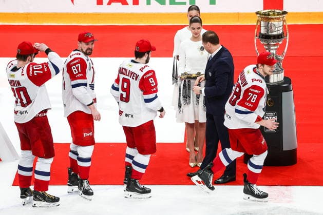 RUSSIA, KAZAN - MAY 21, 2026: Lokomotov Yaroslavl s players during a victory ceremony after winning Leg 6 of the 2025 26 Kontinental Hockey League Gagarin Cup final playoff tie against Ak Bars Kazan at Tatneft Arena. HC Lokomotiv Yaroslavl has won the 2025 26 KHL Gagarin Cup. Yegor Aleyev TASS  92852997
