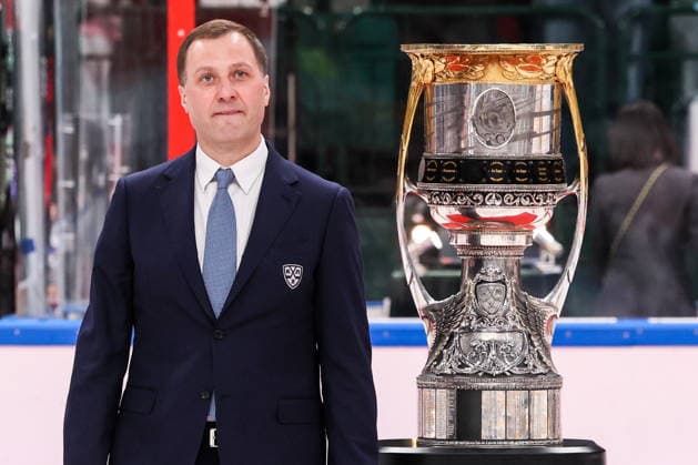 RUSSIA, KAZAN - MAY 21, 2026: Kontinental Hockey League President Alexei Morozov and the trophy after Leg 6 of the 2025 26 Kontinental Hockey League Gagarin Cup final playoff tie between Ak Bars Kazan and Lokomotiv Yaroslavl at Tatneft Arena. HC Lokomotiv Yaroslavl has won the 2025 26 KHL Gagarin Cup. Sergei Savostyanov TASS  92853719